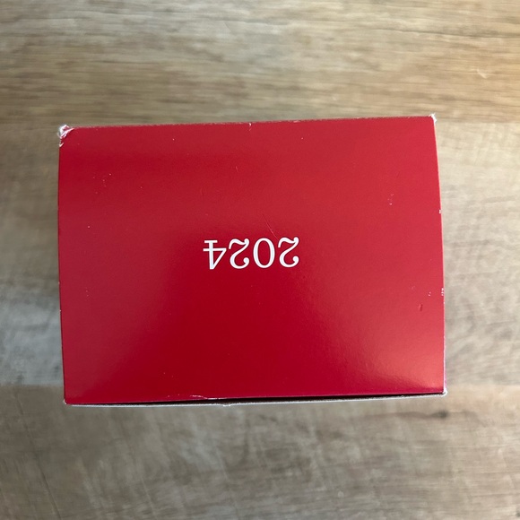 Hallmark  Madam Malkin's Robes For All Occasions -‎ Harry Potter Ornament 2024 - Picture 14 of 16